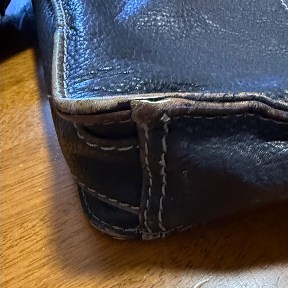 Black Rivet Genuine Leather messenger bag - Picture 4 of 11